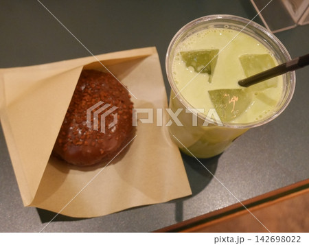 チョコクランチドーナツと抹茶ラテ チョコクランチドーナツと抹茶ラテ 142698022