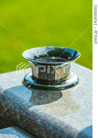 墓石と金属製花器のクローズアップ 墓石と金属製花器のクローズアップ 142698081