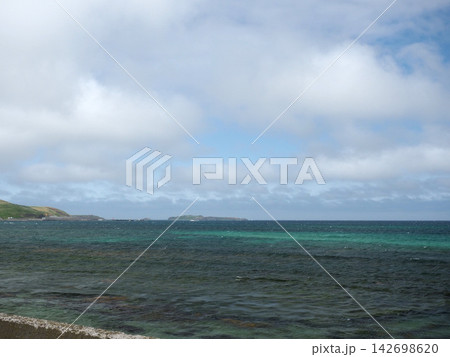 礼文島から薄っすらと見える焼尻島 礼文島から薄っすらと見える焼尻島 142698620