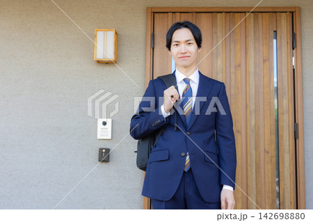 出勤する男性 出勤する男性 142698880