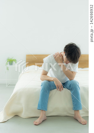 ベッドルームで元気がない男性　 142698932