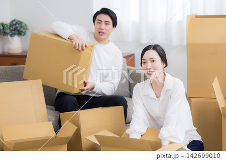 引越しの準備をする夫婦 引越しの準備をする夫婦 142699010