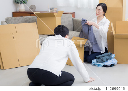 引越しの準備をする夫婦 引越しの準備をする夫婦 142699046