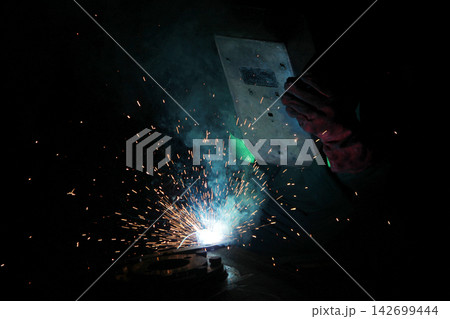 Welding 142699444