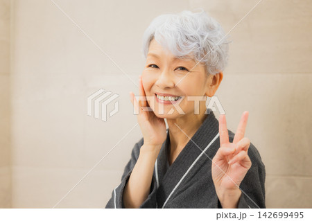 鏡を見るシニア女性 鏡を見るシニア女性 142699495