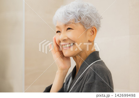 鏡を見るシニア女性 鏡を見るシニア女性 142699498