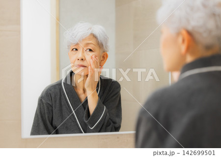 鏡を見るシニア女性 142699501