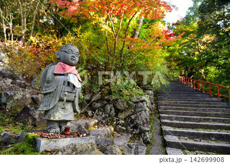永源寺参道の眼鏡をかけた雲水さんのお地蔵様 永源寺参道の眼鏡をかけた雲水さんのお地蔵様 142699908