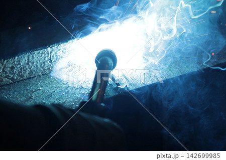 Welding 142699985