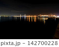 山下公園から見渡す夜のベイブリッジ 142700228
