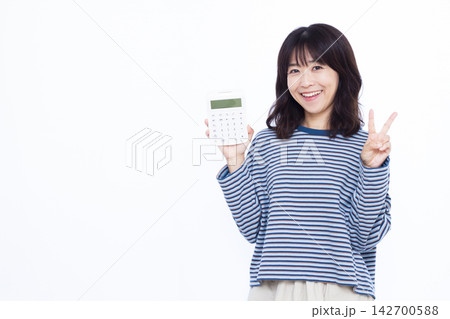 電卓を持ってピースサインをしている女性 142700588