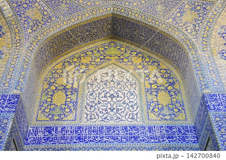 イラン、イスファハン、イマーム広場、イマーム・モスク、タイルで装飾された中央礼拝堂 イラン、イスファハン、イマーム広場、イマーム・モスク、タイルで装飾された中央礼拝堂 142700840