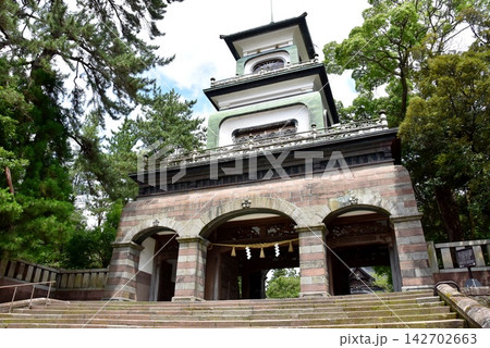 金沢市 尾山神社神門と表参道 金沢市 尾山神社神門と表参道 142702663