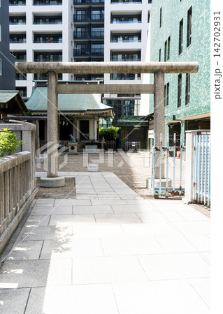 渋谷宮益坂 宮益御嶽神社 鳥居(奈良吉野郡金峯神社の分祭社)相模国大山の参拝者の無事を祈願する神社 渋谷宮益坂 宮益御嶽神社 鳥居(奈良吉野郡金峯神社の分祭社)相模国大山の参拝者の無事を祈願する神社 142702931