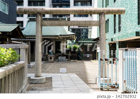 渋谷宮益坂　宮益御嶽神社　鳥居（奈良吉野郡金峯神社の分祭社）相模国大山の参拝者の無事を祈願する神社 142702932
