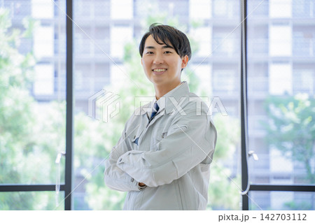 作業着の若い男性 ポートレート 作業着の若い男性 ポートレート 142703112