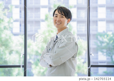 作業着の若い男性 ポートレート 作業着の若い男性 ポートレート 142703114