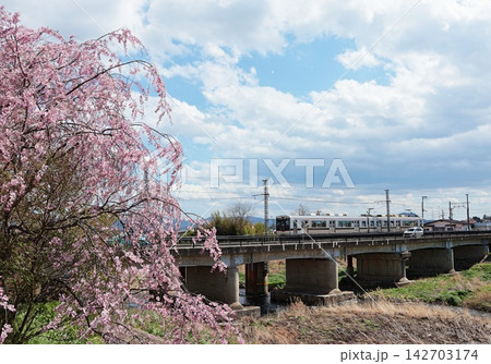 花水坂-医王寺前間を走行する福島交通飯坂線の電車 花水坂-医王寺前間を走行する福島交通飯坂線の電車 142703174