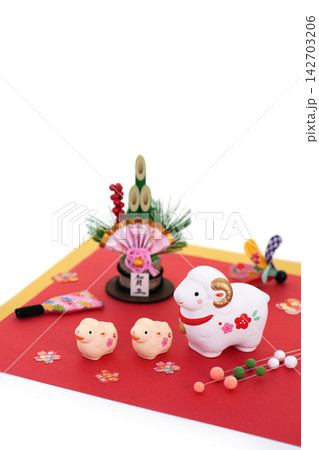 年賀素材 未年 かわいい羊の親子と正月飾り 年賀素材 未年 かわいい羊の親子と正月飾り 142703206