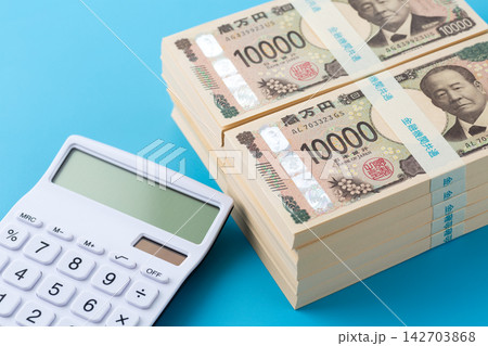 1000万円分の札束と白い電卓 1000万円分の札束と白い電卓 142703868