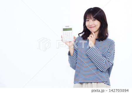 電卓を持って笑顔で考えている女性 142703894