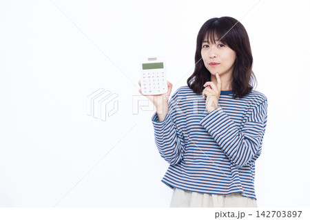 電卓を持って笑顔で考えている女性 142703897
