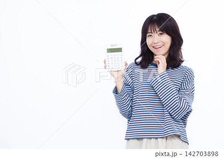 電卓を持って笑顔で考えている女性 142703898