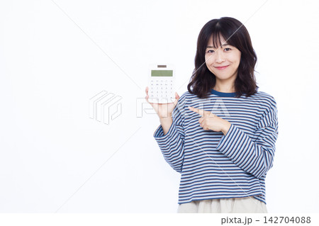 電卓を指さす女性 電卓を指さす女性 142704088