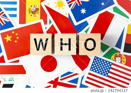 「WHO」と書かれたブロックと様々な国旗 「WHO」と書かれたブロックと様々な国旗 142704127
