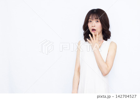 びっくり驚いている女性 びっくり驚いている女性 142704527