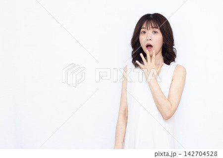 びっくり驚いている女性 びっくり驚いている女性 142704528