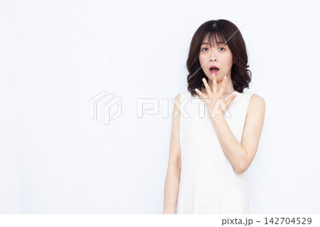 びっくり驚いている女性 びっくり驚いている女性 142704529