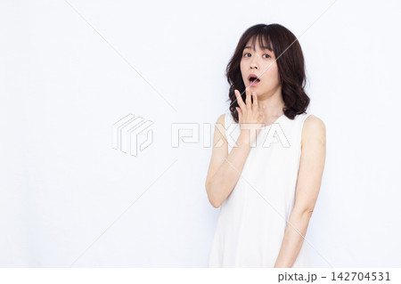 びっくり驚いている女性 びっくり驚いている女性 142704531