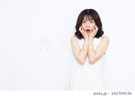 びっくり驚いている女性 びっくり驚いている女性 142704536