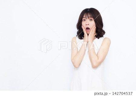 びっくり驚いている女性 びっくり驚いている女性 142704537