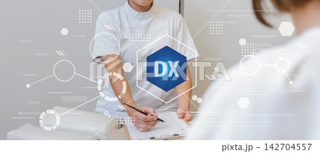 医療現場におけるDX推進のイメージ　カルテ記入と医療業務のデジタル化　問診とデータ管理のイメージ 142704557