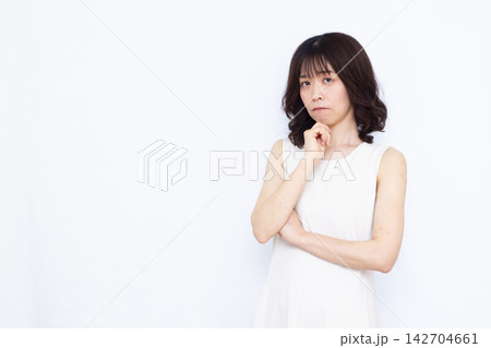 悩んでいる女性 悩んでいる女性 142704661