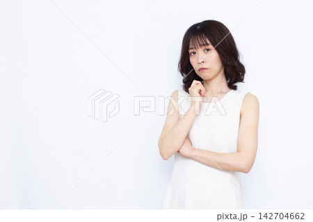 悩んでいる女性 悩んでいる女性 142704662