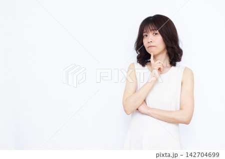 真剣に悩んでいる女性 142704699