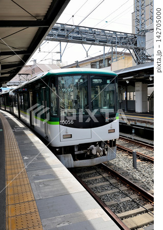 京阪10000系電車 宇治行 中書島駅停車中 京阪10000系電車 宇治行 中書島駅停車中 142705000