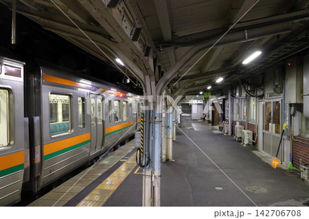 冬の水上駅に停車中の上越線211系電車(群馬県利根郡みなかみ町) 冬の水上駅に停車中の上越線211系電車(群馬県利根郡みなかみ町) 142706708
