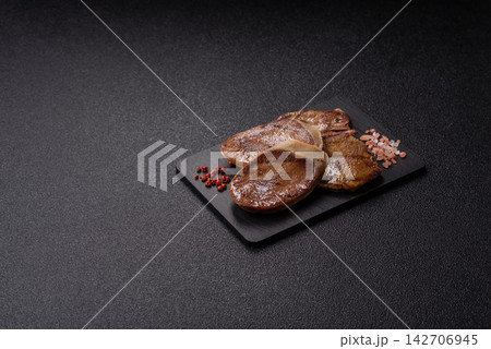 Slices of grilled pork or beef tongue seasoned with salt and allspice. Sliced beef tongue Slices of grilled pork or beef tongue seasoned with salt and allspice. Sliced beef tongue 142706945