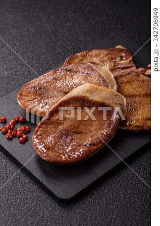 Slices of grilled pork or beef tongue seasoned with salt and allspice. Sliced beef tongue 142706949