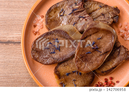 Slices of grilled pork or beef tongue seasoned with salt and allspice. Sliced beef tongue 142706958