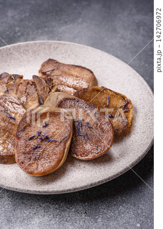 Slices of grilled pork or beef tongue seasoned with salt and allspice. Sliced beef tongue 142706972