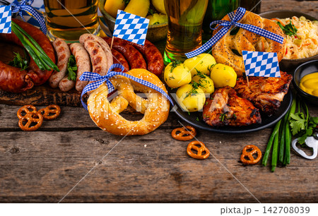 Oktoberfest food: beer, pretzel, sausages, stewed cabbage, potato 142708039