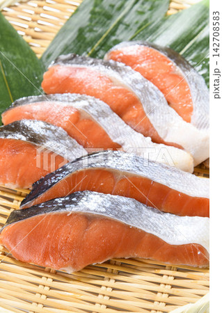 竹ざるに並ぶ鮭の切り身、白い筋と銀色の皮が美しい和食素材 竹ざるに並ぶ鮭の切り身、白い筋と銀色の皮が美しい和食素材 142708583