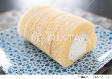 しっとりクリームロールが皿に並ぶ瞬間 しっとりクリームロールが皿に並ぶ瞬間 142708995