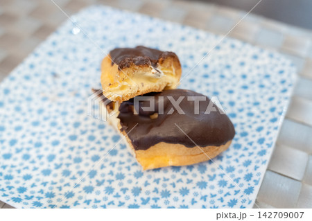 とろけるクリームのチョコエクレア断面アップ写真 142709007