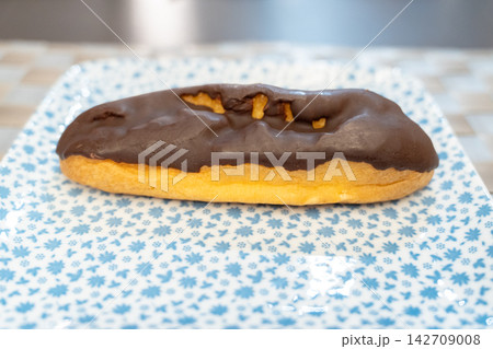 チョコが香る長いエクレアを皿に置いた写真 142709008